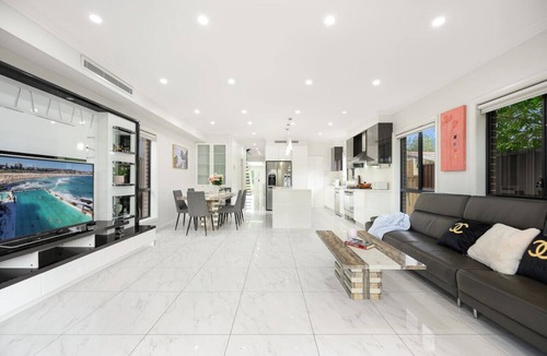 Panania House | Panania 6Br house near Train/Shops/Sports/River
