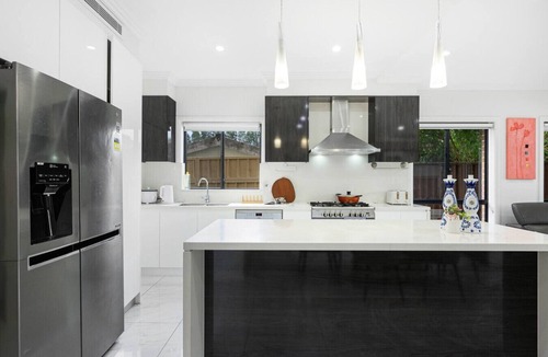 Panania House | Panania 6Br house near Train/Shops/Sports/River