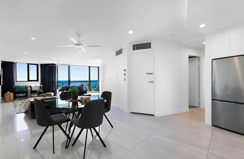 Surfers Paradise Apartment | Panoramic Oceanview @ Surfers Paradise - Close to everything!