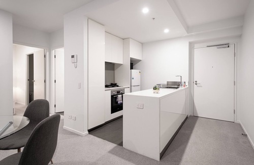 Footscray Apartment | Panoramic Views 2BR with Pool and Free carpark