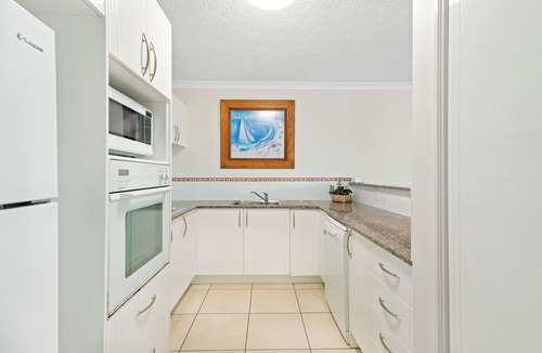 Currumbin Apartment | Panoramic Views, Steps to the Beach.