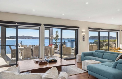 Koolewong House | Panoramic Waterfront Estate, Private Jetty