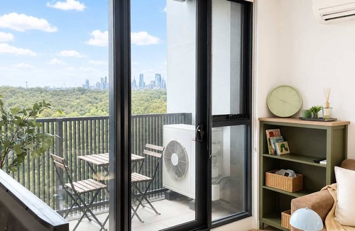 Parkville House | Park Life beside City and Zoo, Queen and Sofa Bed