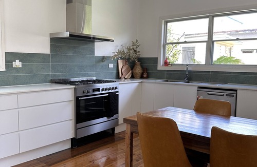 Currarong Cottage | Parker's on Walton, Cosy Family Cottage, 5 min walk to beach, Bowling Club