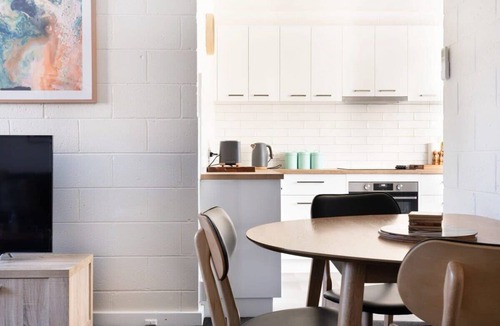Launceston CBD Apartment | Parkside CBD Stay | WiFi & Parking