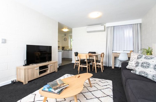 Launceston CBD Apartment | Parkside CBD Stay | WiFi & Parking