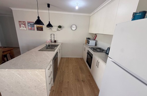 Melville House | Parsee Escape-close to Sultana Point Beach! Dog Friendly! Free WiFi!