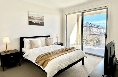 Lightsview Apartment | Peaceful 3BR Retreat Free Parking Close City