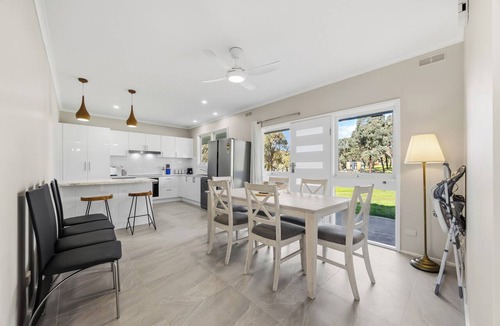 Stawell House | Peaceful 6-Acre Retreat | Grampians | Sleeps 10