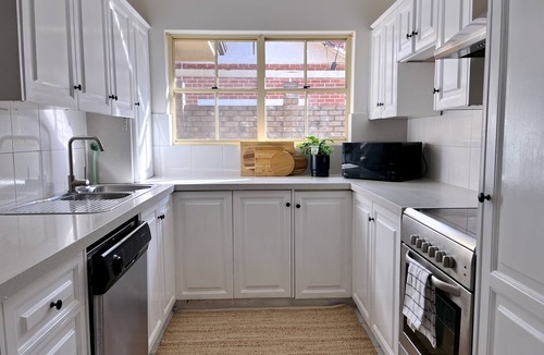 Hazelwood Park House | Peaceful cottage with3BR/2BA/2Living Burnside area