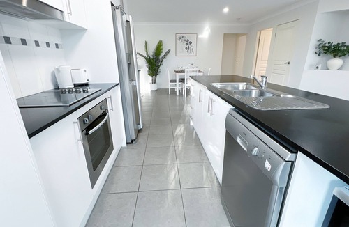 Gold Coast House | Peaceful Oasis, Prime Location - close to Pool, Gym, and Golf Courses