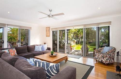 Erowal Bay House | Peaceful Palms - Pet Friendly - 10 Mins to Beach