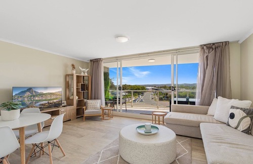 Ettalong Beach House | Peacock Hideaway, TOP NOTCH