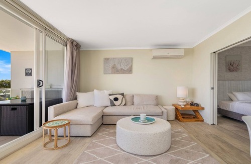 Ettalong Beach House | Peacock Hideaway, TOP NOTCH