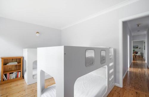 Pearl Beach House | Pearl Beach House - 2 min to sand & sea - 2 semis