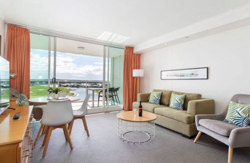Pelican Waters Apartment | Pelican Waters U424 Lake & Golf Course Views