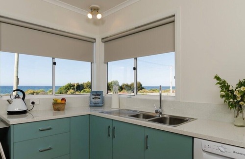 Penguin House | Penguin Beach House - STUNNING OCEAN VIEWS. 4 minute walk into heart of town.