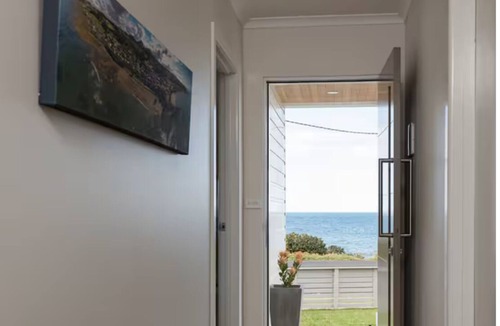 Penguin House | Penguin Beach House - STUNNING OCEAN VIEWS. 4 minute walk into heart of town.