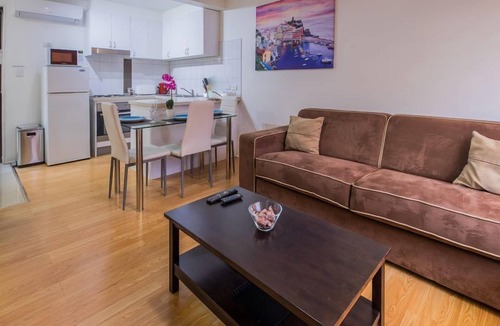 Saint Kilda South Apartment | Perfectly Located, Gorgeous St Kilda Queen Bed Apartment