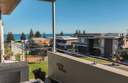 Trigg House | Perth Beach House near Scarborough Pool Spa Sauna & Ocean Views.