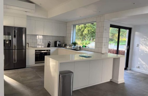 Gooseberry Hill House | Perth Hills Retreat | City Views | Luxury Beds