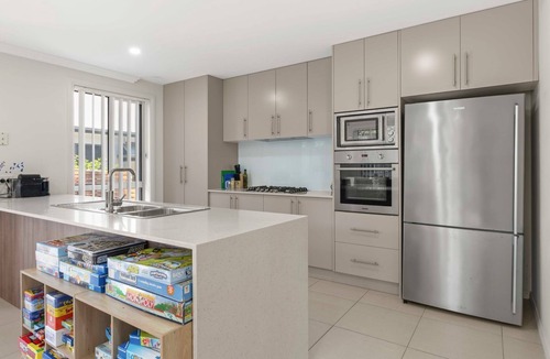 Kiama House | Pet Friendly 3BR Beachside Escape – 200m to Surf Beach