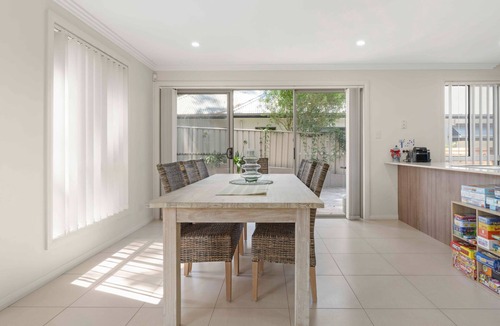 Kiama House | Pet Friendly 3BR Beachside Escape – 200m to Surf Beach