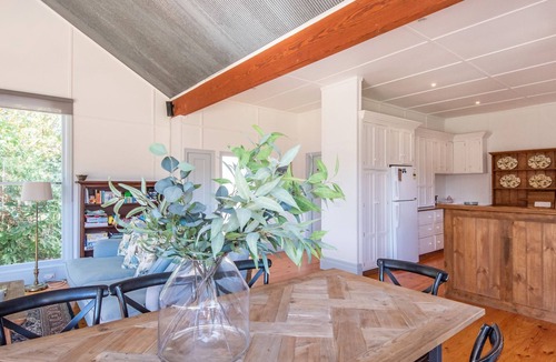 Flinders House | Pet Friendly - Barker Cottage with Spa in Flinders