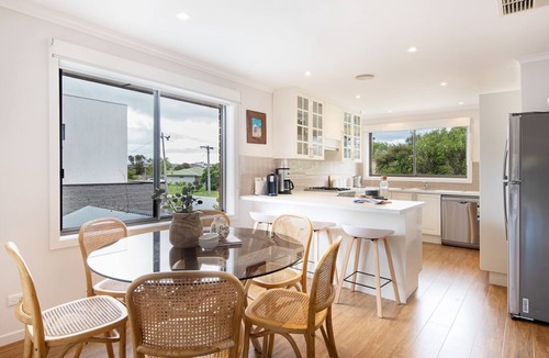 Safety Beach House | Pet Friendly - Brooklyn Beach Abode Walk to the beach