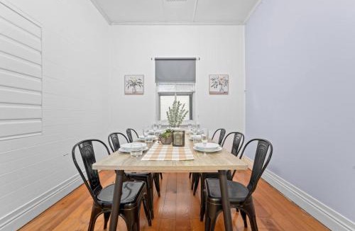 Woolloongabba House | Pet friendly Budget Home Walk to Gabba Hospital