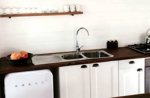 Campbells Creek Cabin | Pet-Friendly Cabin Rental with Ancient Peppercorn Tree in Castlemaine, Victoria