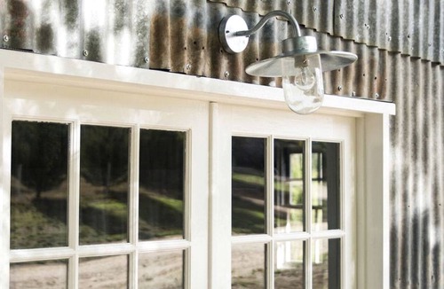 Campbells Creek Cabin | Pet-Friendly Cabin Rental with Ancient Peppercorn Tree in Castlemaine, Victoria
