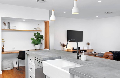 Merewether House | Pet-friendly cottage near cafes, pubs and parks
