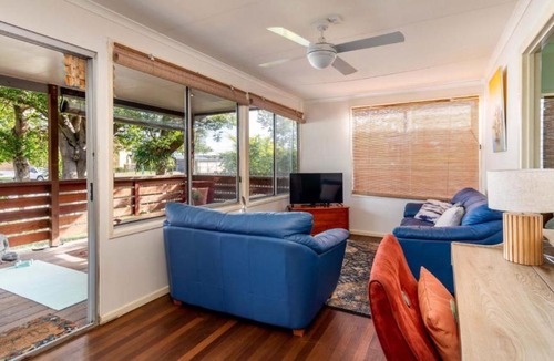 Bongaree House | Pet Friendly Cottage With Waterviews