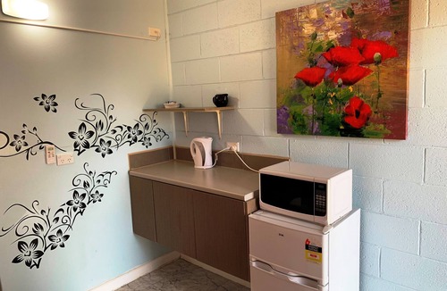 Strathmerton Hostel | Pet friendly - Cozy Country Motel Room near Murray