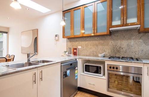 Elwood House | Pet Friendly - Elwood Sanctuary - walking distance to the beach