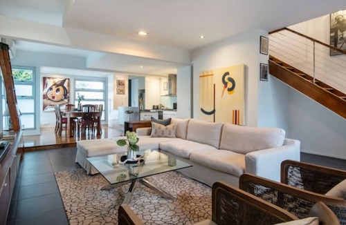 Elwood House | Pet Friendly - Elwood Village Entertainer