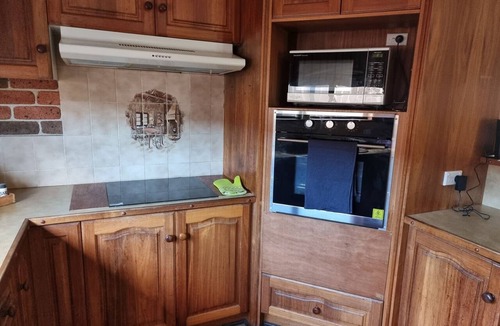 Bass Hill House | Pet Friendly Large 3 Bedroom House 2 Living Areas Ensuite & Outdoor Areas