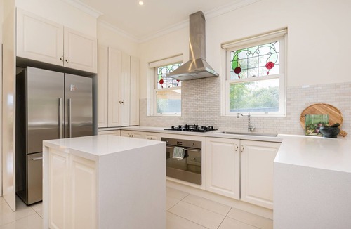 Brighton East House | Pet Friendly - Miss Peregrine in Brighton East