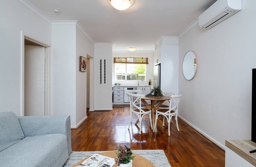 Elwood Apartment | Pet Friendly - Miss Audrey of Elwood