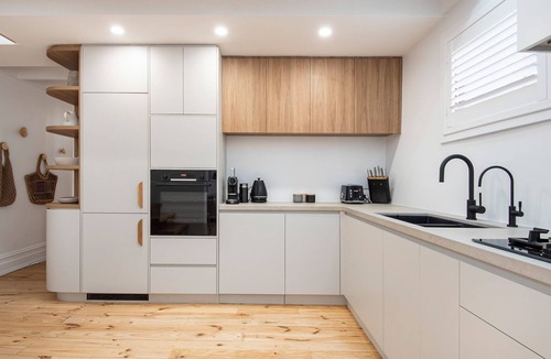 Fitzroy House | Pet Friendly - Modern Haven in Vibey Fitzroy Walk to shops
