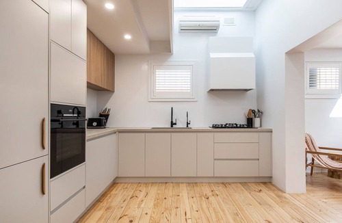Fitzroy House | Pet Friendly - Modern Haven in Vibey Fitzroy Walk to shops