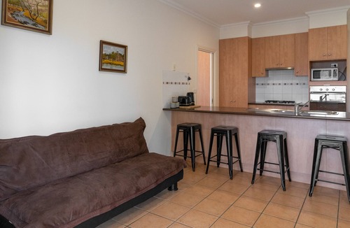 Mildura House | Pet friendly private city townhouse with park at the rear, fully enclosed yard.