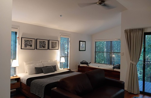 Buderim Bed & Breakfast | Pet Friendly Rainforest Cabins located 10 minutes from beachfront !