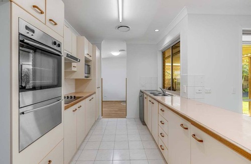 Buddina House | Pet-Friendly Retro Beach House | Walk to Dog Beach | Sleeps 8