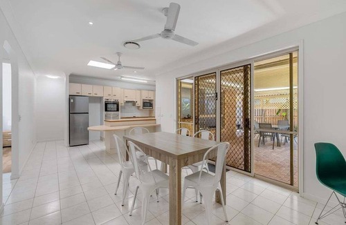 Buddina House | Pet-Friendly Retro Beach House | Walk to Dog Beach | Sleeps 8