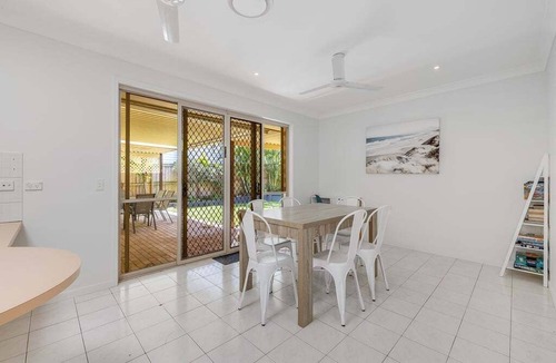 Buddina House | Pet-Friendly Retro Beach House | Walk to Dog Beach | Sleeps 8