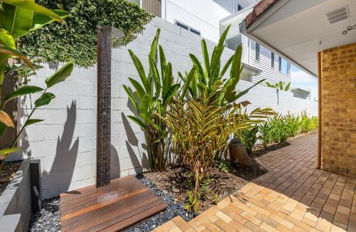 Buddina House | Pet-Friendly Retro Beach House - Walk to Dog Beach - Sleeps 8