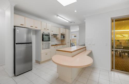 Buddina House | Pet-Friendly Retro Beach House - Walk to Dog Beach - Sleeps 8
