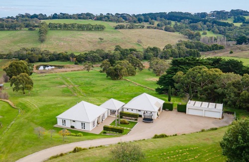 Shoreham House | Pet Friendly - Shoreham Homestead Walk to Vineyards